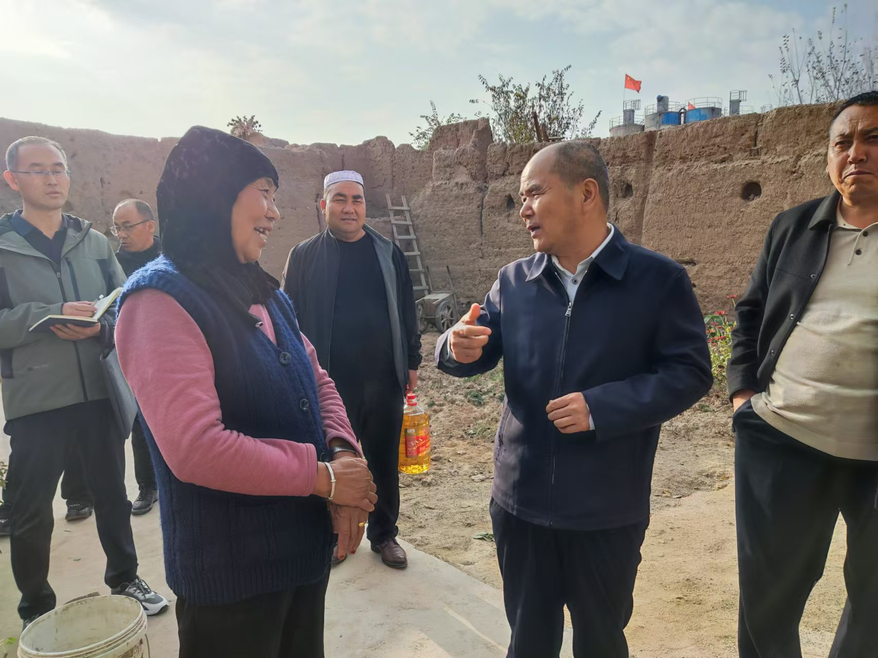图为与村民亲切交谈
